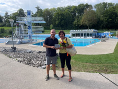 Steven Ulrich beglückwünscht 80.000. Besucherin im Freibad Rottweil