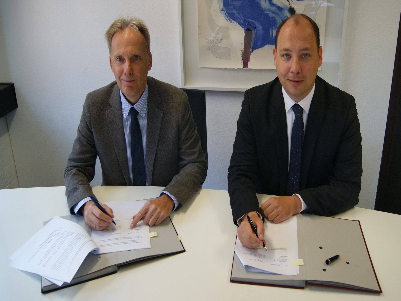 Rottweils Bürgermeister Dr. Christian Ruf und ENRW-Geschäftsführer Christoph Ranzinger unterzeichnen die Konzessionsverträge Strom und Erdgas