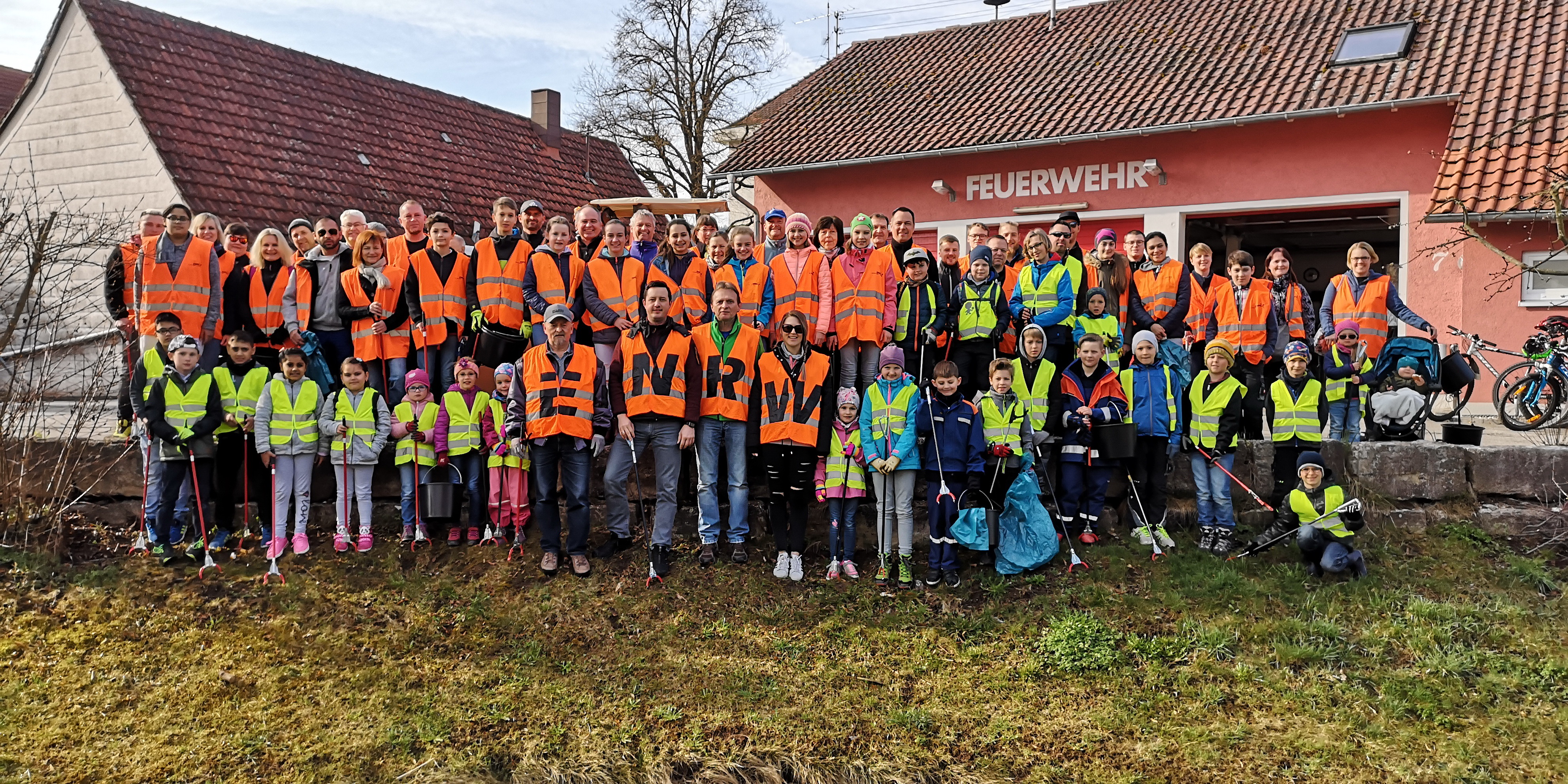 Bürger aus Neufra sammelten Müll bei der ENRW-Dorfputzete 2019. 