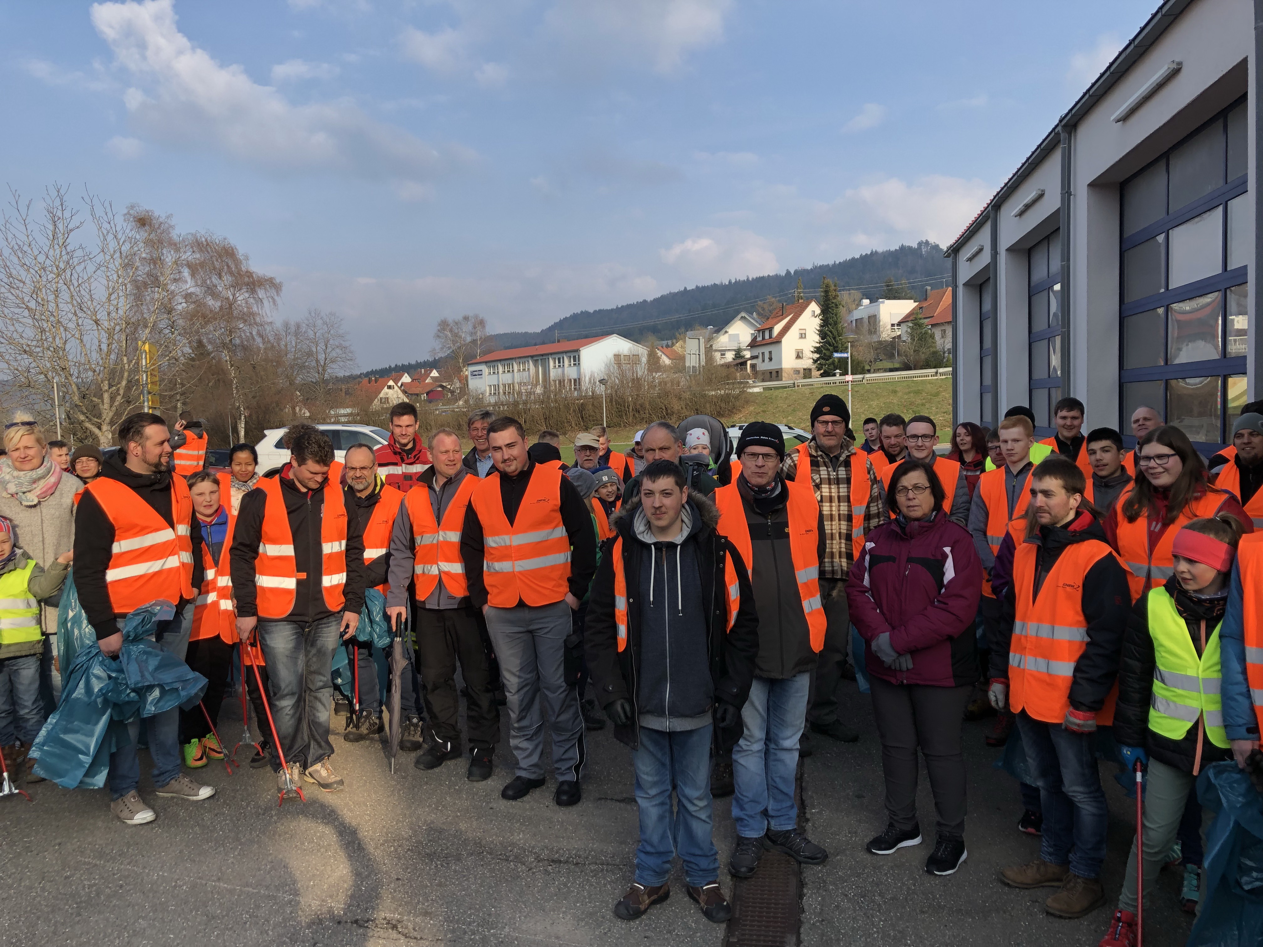 In Gosheim engagierten sich Mitglieder der Vereine und des Bauhofs bei einer ENRW-Dorfputzete.  