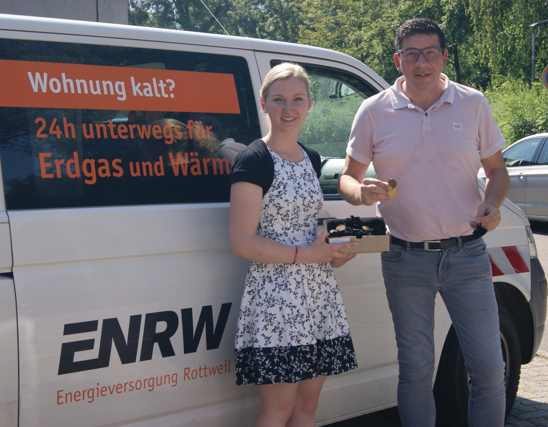 GHV-Vorsitzender Detlev Maier überreicht 80 Rottweiler Taler an ENRW-Mitarbeiterin Melissa Schenk.