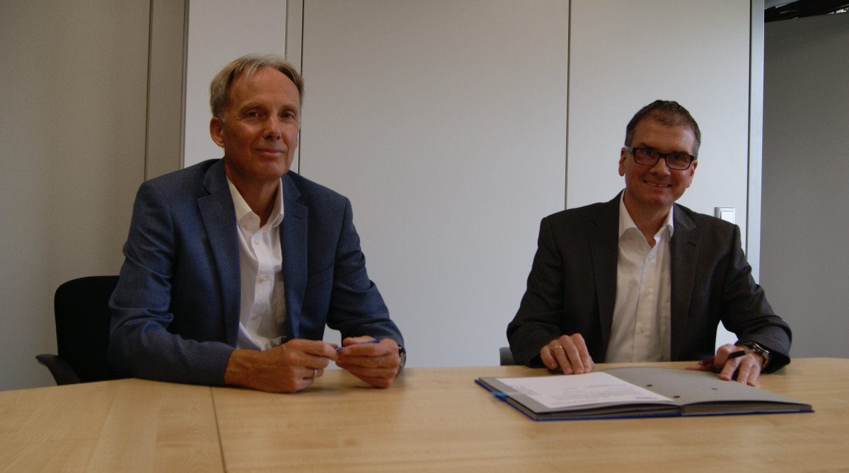 Geschäftsführer Ranzinger und Bürgermeister Butz sitzen am Tisch und unterzeichnen Gaskonzessionsvertrag