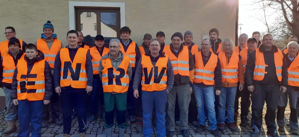 Mitglieder des Anglervereins Dietingen mit orangenen Warnwesten bei ENRW-Dorfputzete